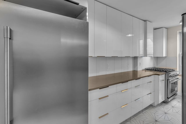 601 Kappock St Unit 3P, Bronx, NY 10463 - kitchen featuring high quality appliances, white cabinetry, and decorative backsplash