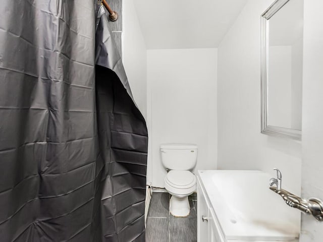 bathroom with a shower with curtain, vanity, and toilet