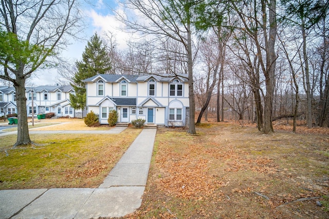 view of front facade featuring a front yard