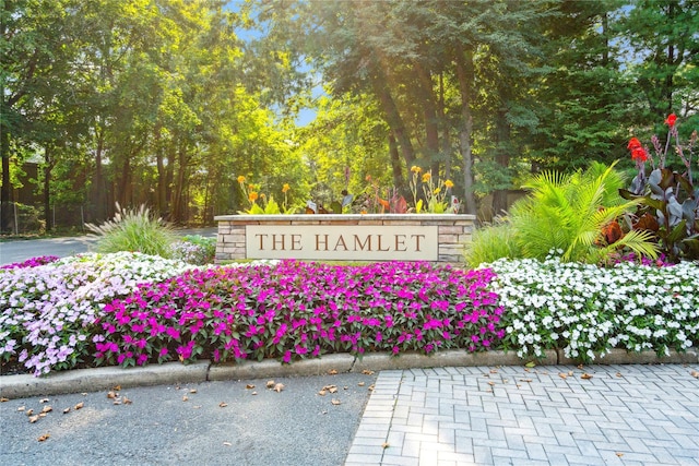 view of community / neighborhood sign