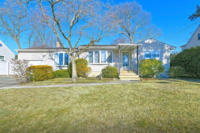 view of front of property featuring a front yard