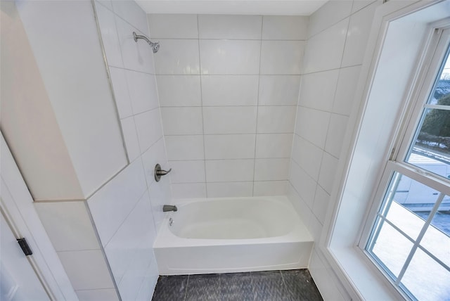 bathroom with tiled shower / bath combo