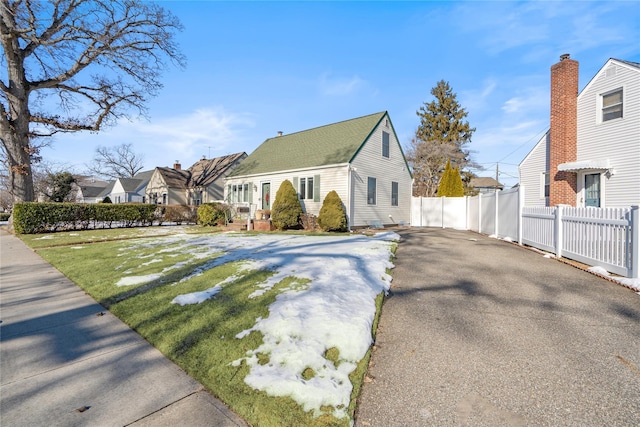 view of front of house featuring a front lawn