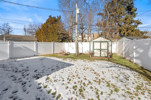 view of yard with a storage unit