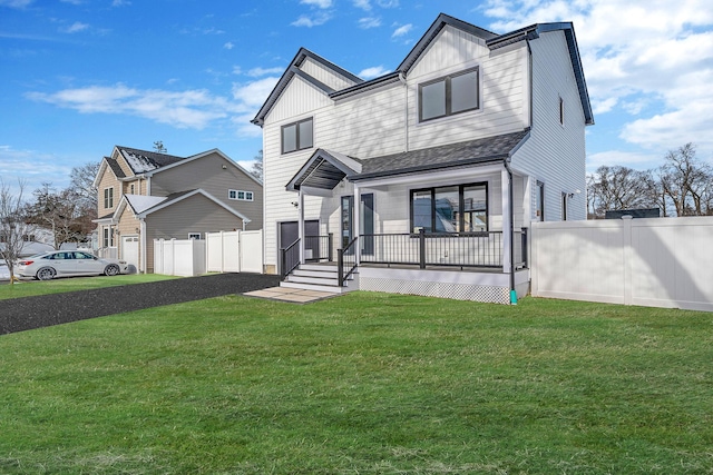 view of front facade featuring a porch and a front yard