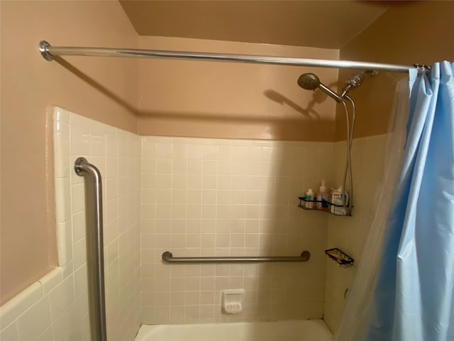 bathroom with shower / bathtub combination with curtain