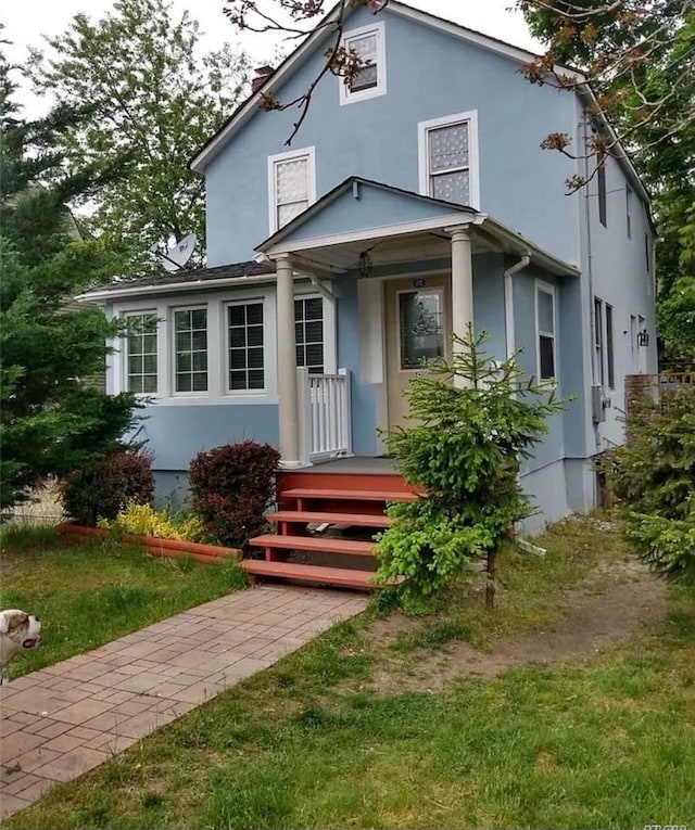 view of front of property with a front lawn