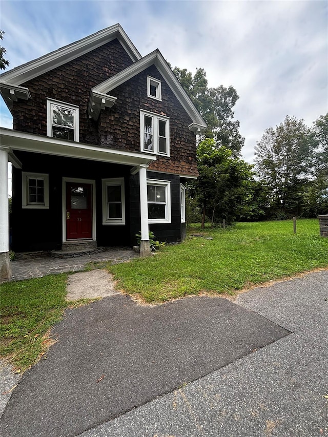 view of front of property with a front lawn