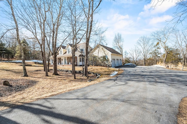 view of front facade featuring driveway