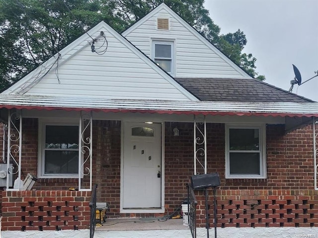 view of front of property featuring covered porch