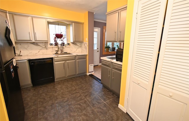 kitchen featuring tasteful backsplash, sink, gray cabinetry, black appliances, and crown molding