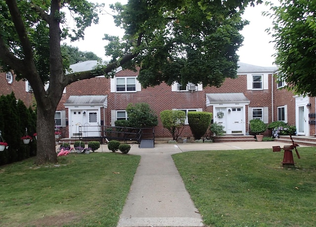 view of front of property with a front lawn