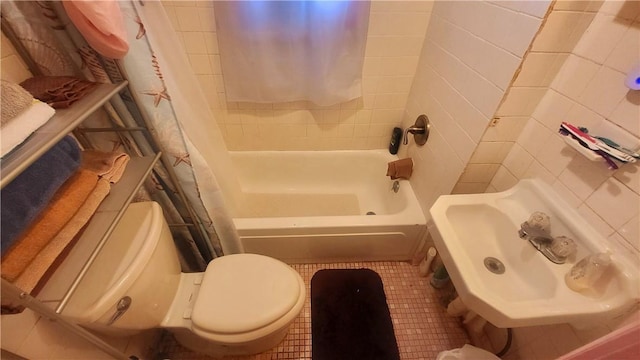 bathroom with toilet, tile walls, and shower / bath combo