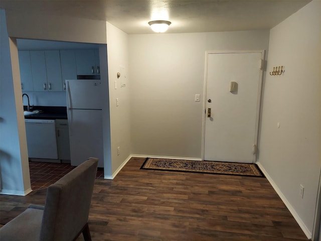 entryway with sink and dark wood-type flooring