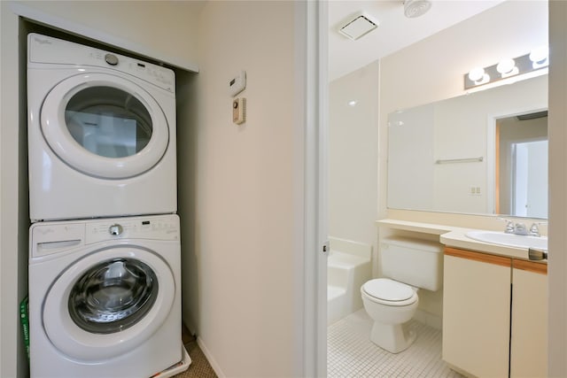 laundry room featuring stacked washer / drying machine, sink, and light tile patterned floors