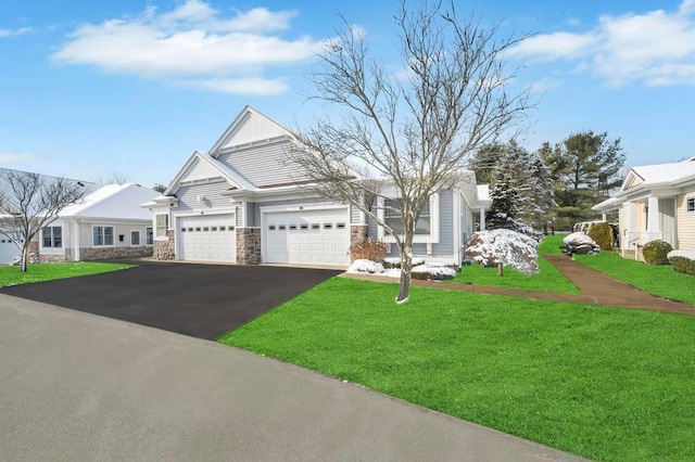 view of front facade featuring a garage and a front yard