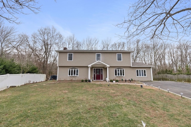 view of front of house featuring a front lawn