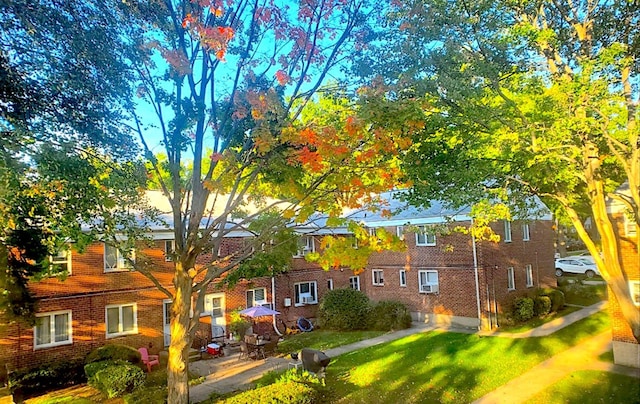 view of front facade with a front yard