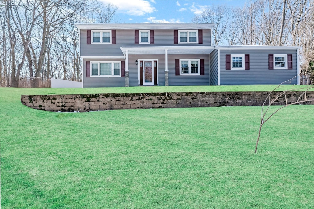 view of front of house featuring a front lawn