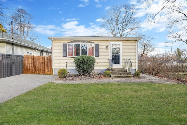 view of front of house featuring a front lawn