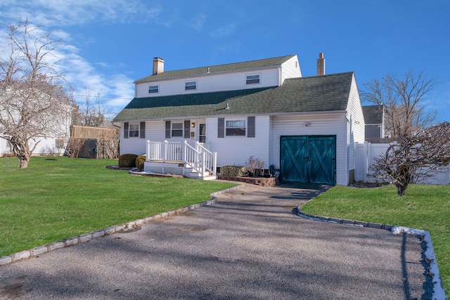 view of front facade featuring a front lawn