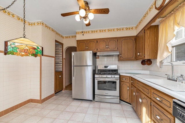 kitchen featuring sink, decorative light fixtures, stainless steel appliances, and ceiling fan