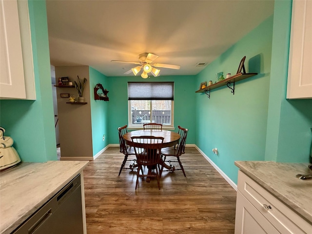 dining room with dark wood-type flooring and ceiling fan