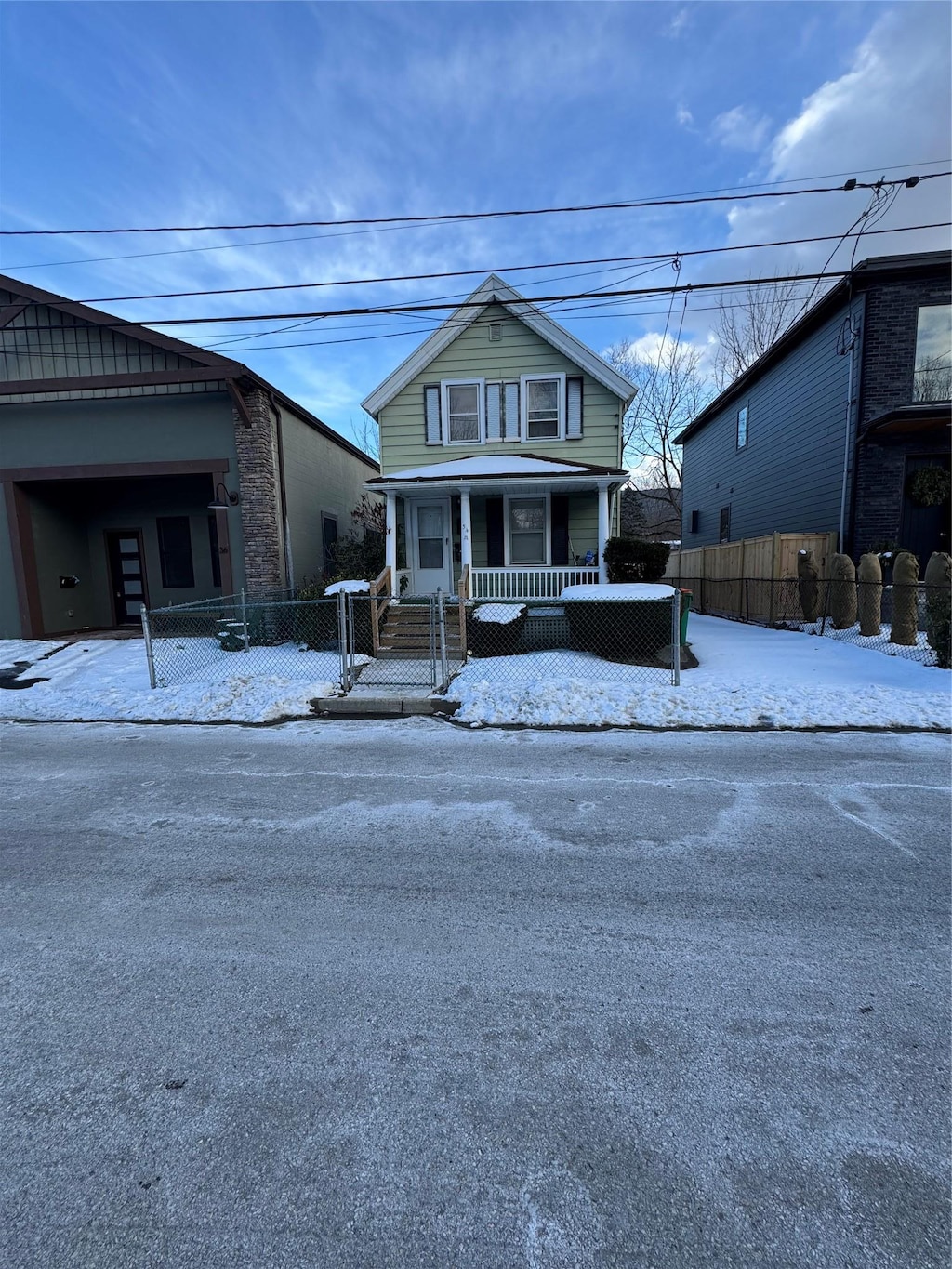 view of front of home with covered porch