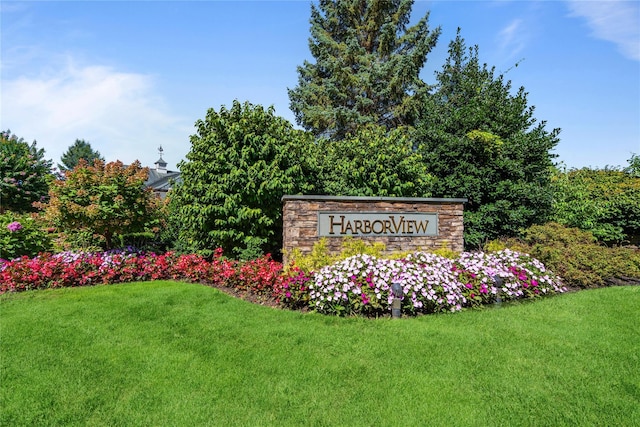 community / neighborhood sign featuring a lawn