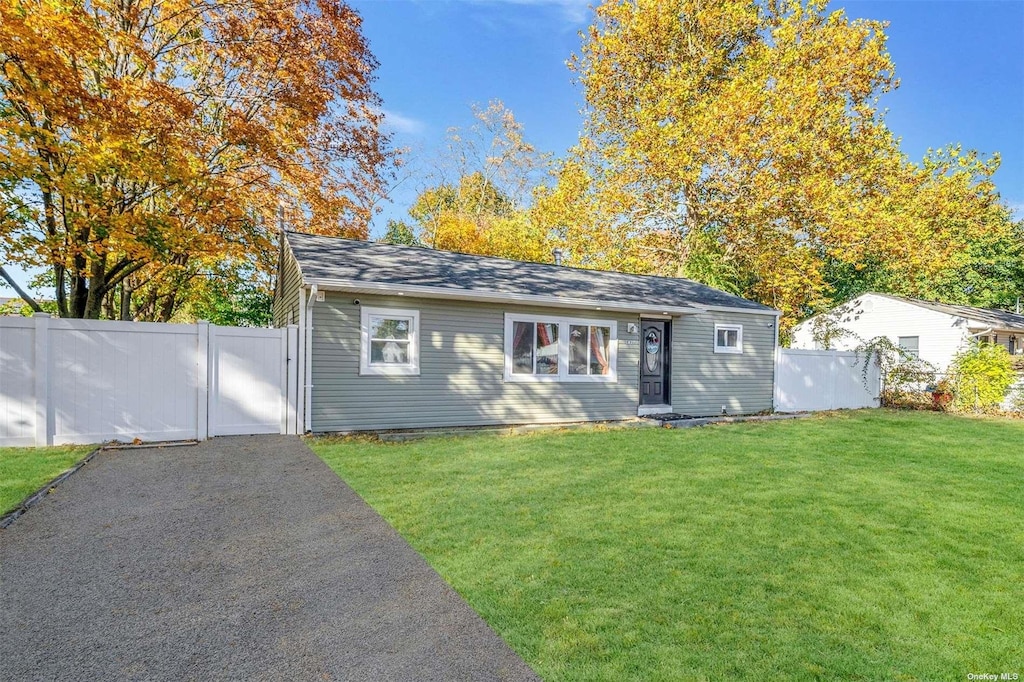 view of front of property featuring a front yard