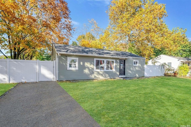 view of front of property featuring a front yard