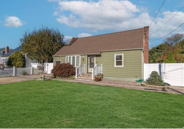 view of front facade featuring a front yard