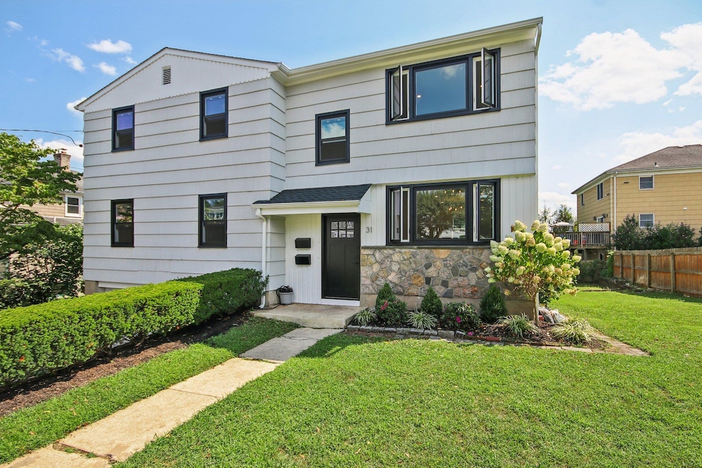 view of front of house featuring a front yard