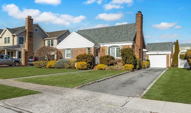 view of front facade featuring a front yard