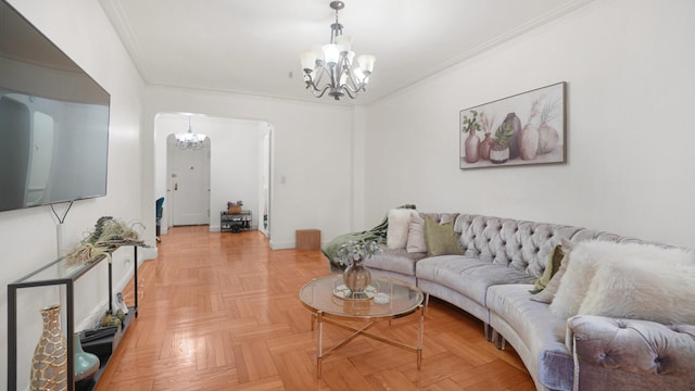 living room featuring a notable chandelier, crown molding, and light parquet flooring