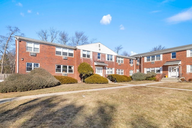 view of front of property with a front yard