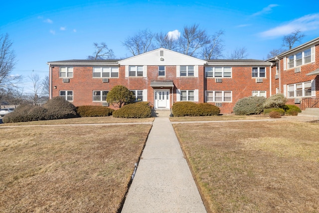 view of front facade with a front yard