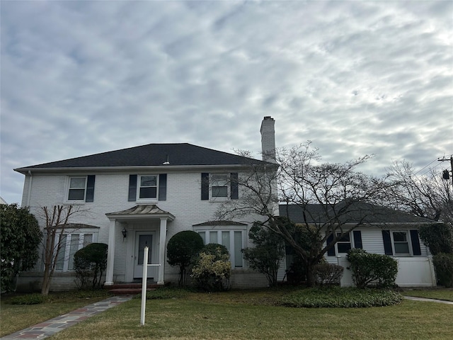 view of front of home featuring a front yard