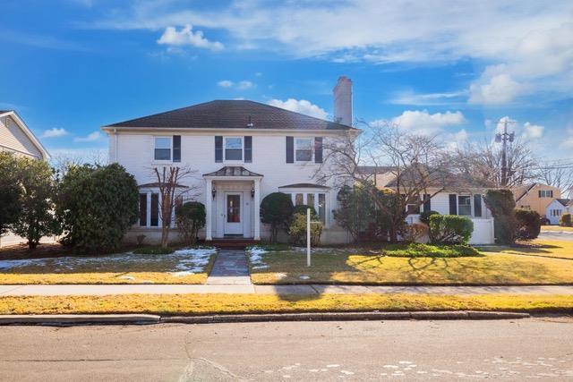 view of front facade with a front lawn