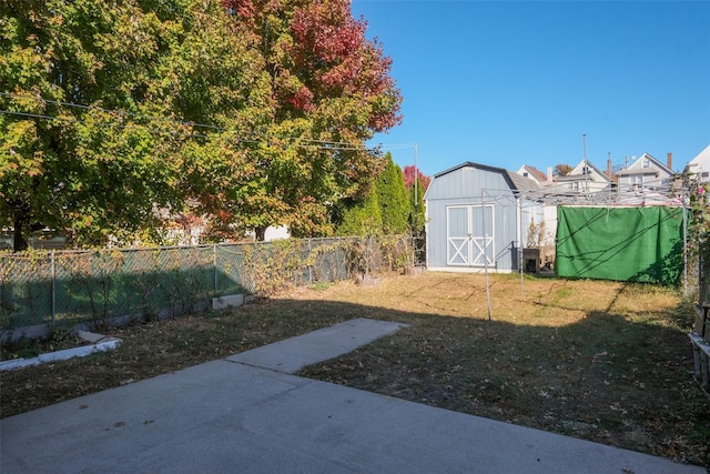 view of yard with a shed