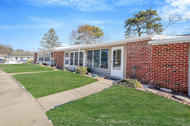 single story home with a front lawn