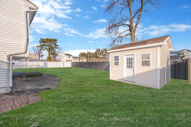 view of yard featuring a shed