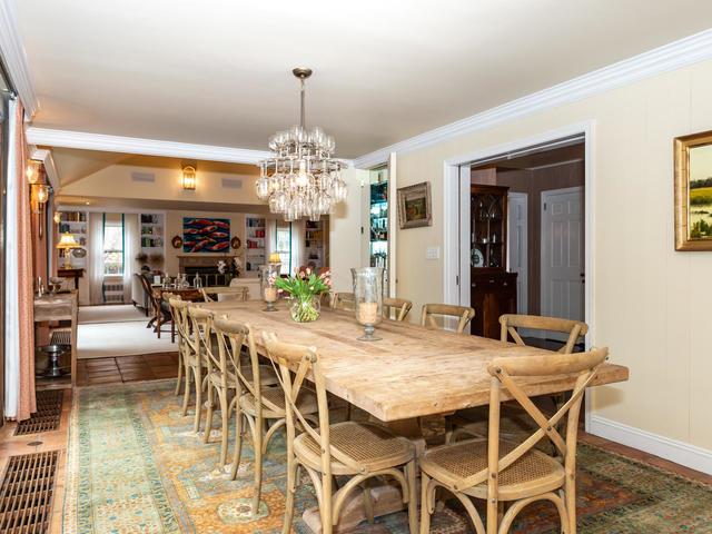 dining room with crown molding and a notable chandelier