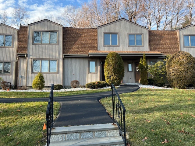 view of front facade featuring a front yard