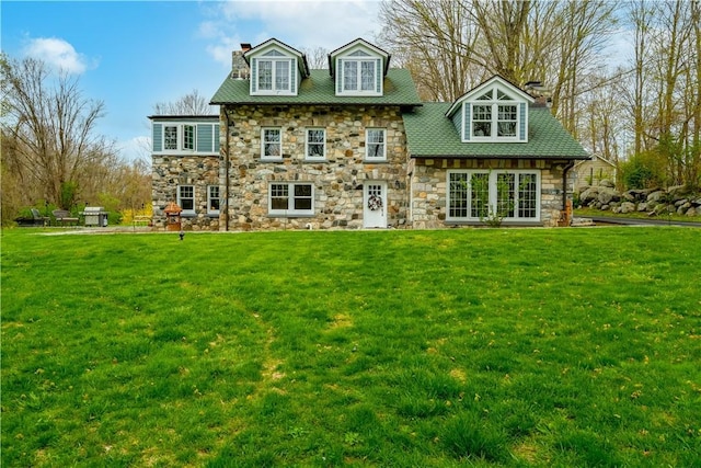 back of house featuring a yard