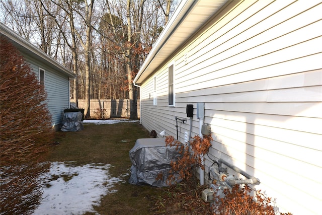 view of side of property featuring a lawn