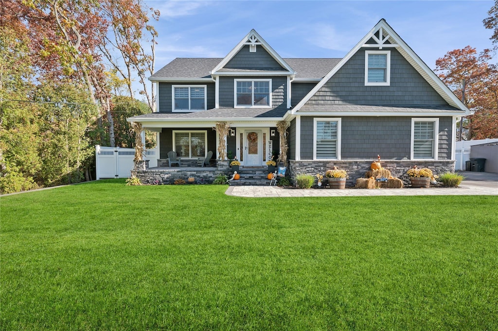 craftsman house featuring a front lawn