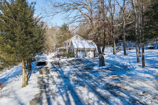 view of front of house featuring an outdoor structure