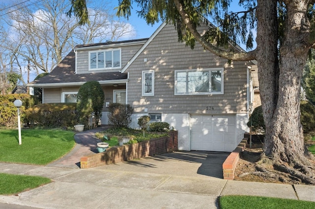 view of front of home featuring a garage and a front yard