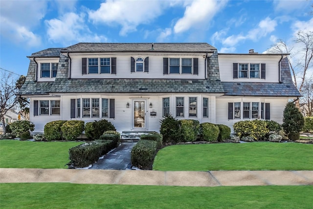 view of front of home featuring a front lawn